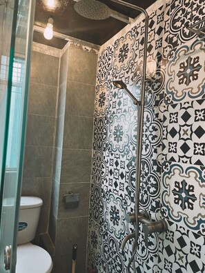 Classic-Studiosuite | Badezimmer | Dusche, Hydromassagedusche, Designer-Toilettenartikel, Haartrockner