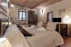 1 bedroom, desk, iron/ironing board, travel cot - Amazing Rustic One Bedroom Apartment (Toscana)