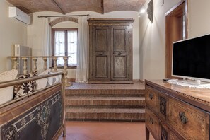 Interior - Amazing Rustic One Bedroom Apartment (Toscana)