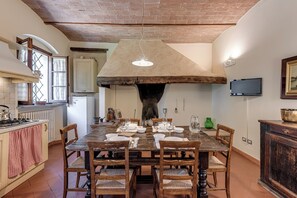Dining - Amazing Rustic One Bedroom Apartment (Toscana)