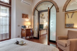 1 bedroom, desk, iron/ironing board, travel cot - Amazing rustic one bedroom apartament (Toscana)