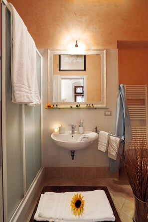 Shower, hair dryer, bidet, towels - Amazing rustic one bedroom apartament (Toscana)