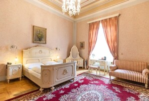 标准套房 | 客房内保险箱、特色装修、特色家居、办公桌