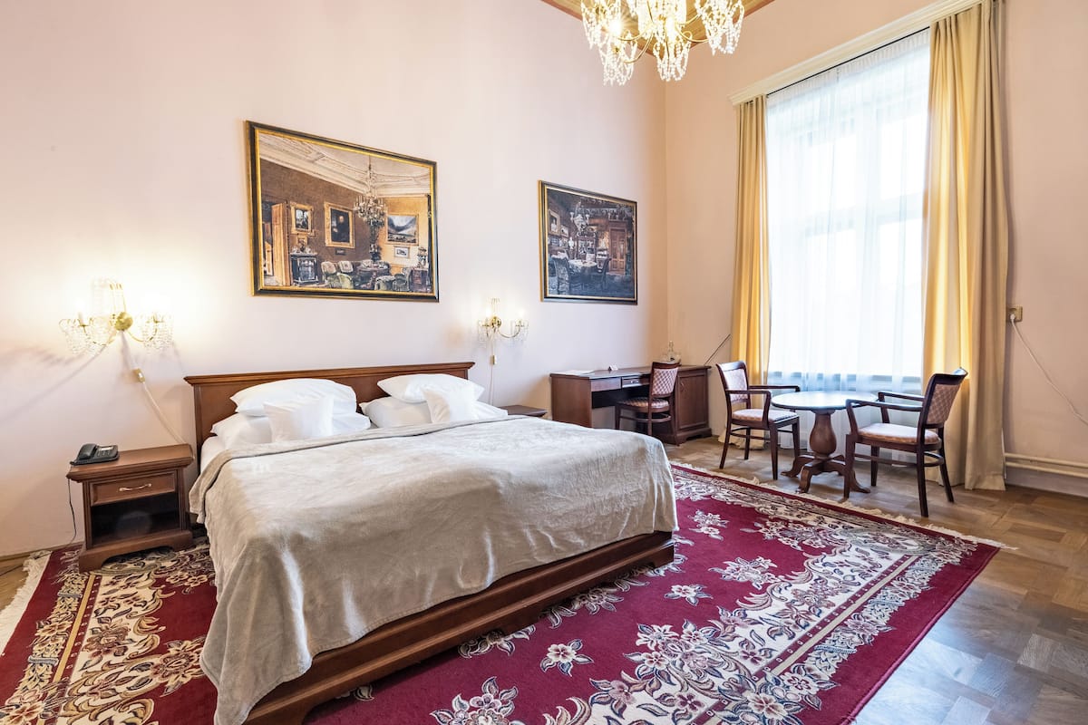 Historic Double Room, Shared Bathroom | Safe på rommet, individuelt dekorert, individuelt innredet og skrivebord