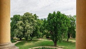A courtyard with a circular garden, surrounded by trees and a classical balustrade. - Vila Lanna (Prague)
