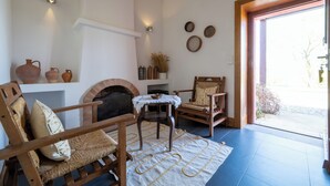Una habitación acogedora con chimenea, muebles de madera y vistas al exterior.