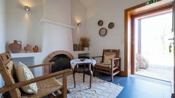 Tv, eldstad och bordsfotboll