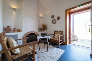 Tv, eldstad och bordsfotboll