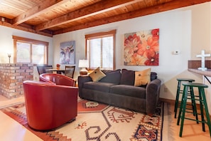 Studio | Living area | Flat-screen TV