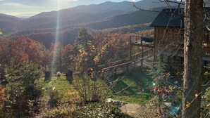 Una baita di legno con un balcone che si affaccia su un paesaggio montano.
