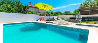 Comfort apartments with pool in Medulin