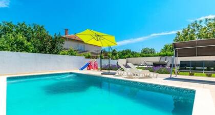Comfort apartments with pool in Medulin