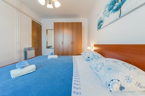 Apartamento conforto, 1 quarto, vista para o mar | Escrivaninha, Wi-Fi de cortesia, roupa de cama