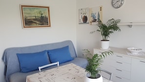 Departamento, 2 habitaciones, vista a la ciudad | Área de sala de estar | Televisión de pantalla plana 