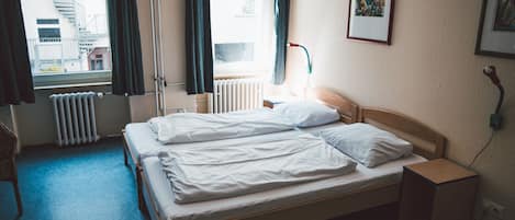 Habitación básica con 1 cama matrimonial o 2 individuales | Wifi gratis y ropa de cama