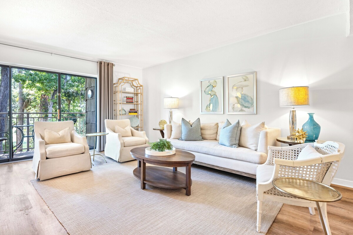 Walk to Beach Club! Open Plan, Renovated Baths, Pet Friendly & No Carpet!