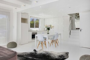 Frigorifero con congelatore, forno, piano cottura, seggiolone