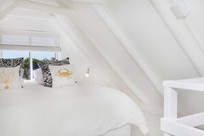 1 bedroom, premium bedding, laptop workspace, blackout drapes - Blue Whale Surf Shack (Cape Town)