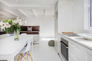 Stort kylskåp, ugn, spishäll och barnstol