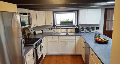 Modern Farmhouse; Quiet, Eclectic,Cozy, Fun, situated on a peaceful Creek.