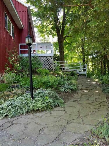 Modern Farmhouse; Quiet, Eclectic,Cozy, Fun, situated on a peaceful Creek.