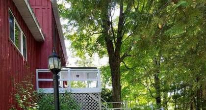 Modern Farmhouse; Quiet, Eclectic,Cozy, Fun, situated on a peaceful Creek.