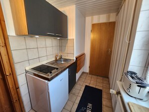 Kühlschrank, Mikrowelle, Wasserkocher mit Kaffee-/Teezubehör