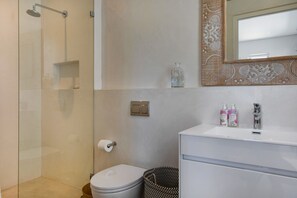 Doppelzimmer | Badezimmer | Dusche, Handtücher, Seife, Toilettenpapier