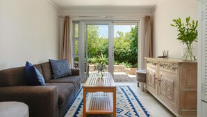 Apartment | Wohnzimmer | 43-Zoll-Fernseher mit Digitalempfang