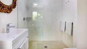 Apartment | Badezimmer | Dusche, Handtücher, Seife, Toilettenpapier