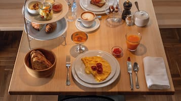 Free daily buffet breakfast