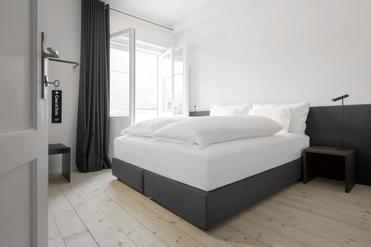 Habitación básica doble de uso individual, balcón, vista a la montaña | Ropa de cama de alta calidad, edredón, wifi gratis y ropa de cama