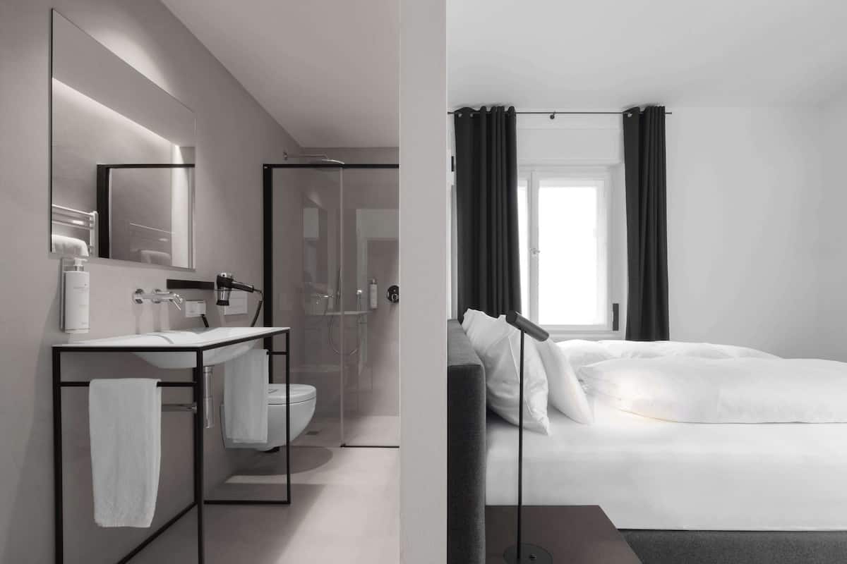Habitación clásica, balcón, vista a la montaña | Ropa de cama de alta calidad, edredón, wifi gratis y ropa de cama