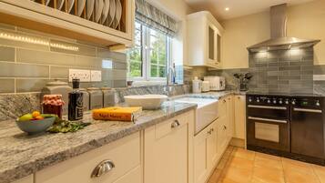 Réfrigérateur, micro-ondes, lave-vaisselle, chaise haute