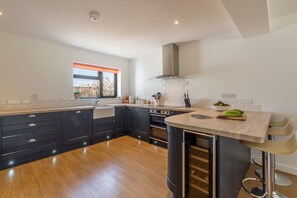 ميكروويف، غسالة أطباق، ماكينة لصنع القهوة/الشاي، كرسي للأطفال