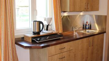 Kühlschrank, Herdplatte, Wasserkocher mit Kaffee-/Teezubehör, Hochstuhl