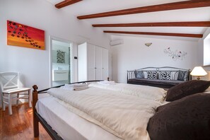 Villa, alberca privada | 4 habitaciones, escritorio y tabla de planchar con plancha 