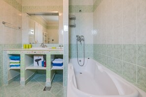 Villa, privézwembad | Badkamer | Een haardroger, handdoeken, zeep, toiletpapier