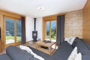 Chalet (3 Bedrooms) | Wohnbereich | Fernseher, Kamin
