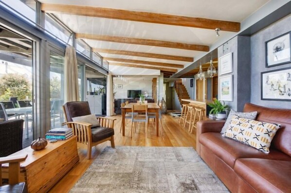 Flat-screen TV - Scrimshaw (Cape Town)