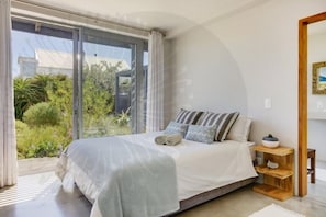 3 bedrooms, iron/ironing board, free WiFi, bed sheets - Scrimshaw (Cape Town)
