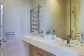 House, 3 Bedrooms | Bathroom | Towels, soap, toilet paper - The Boat House (Cape Town)