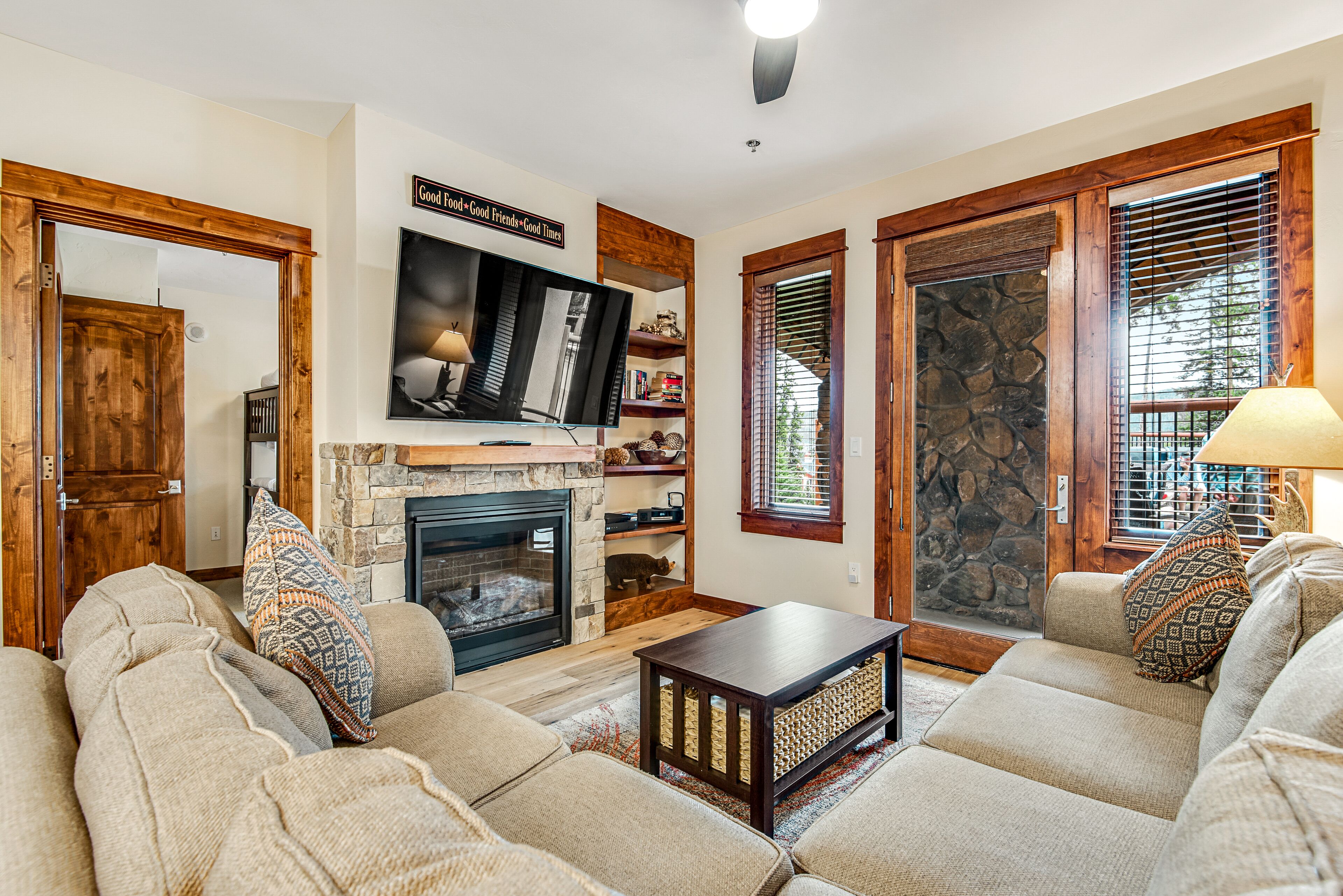 Televisión, chimenea, reproductor de DVD y tenis de mesa 