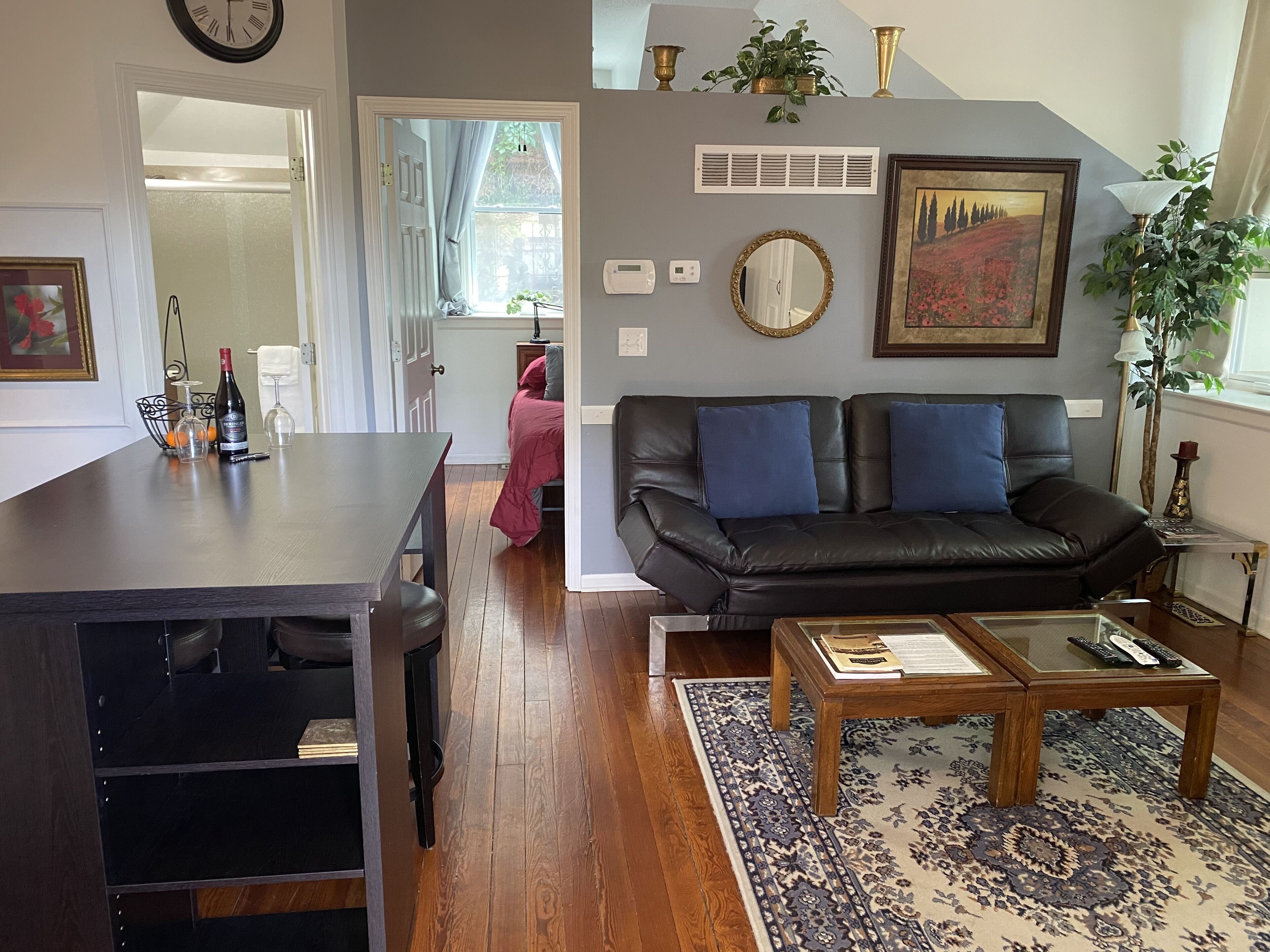 Secluded Romantic Carriage House - pets welcome!