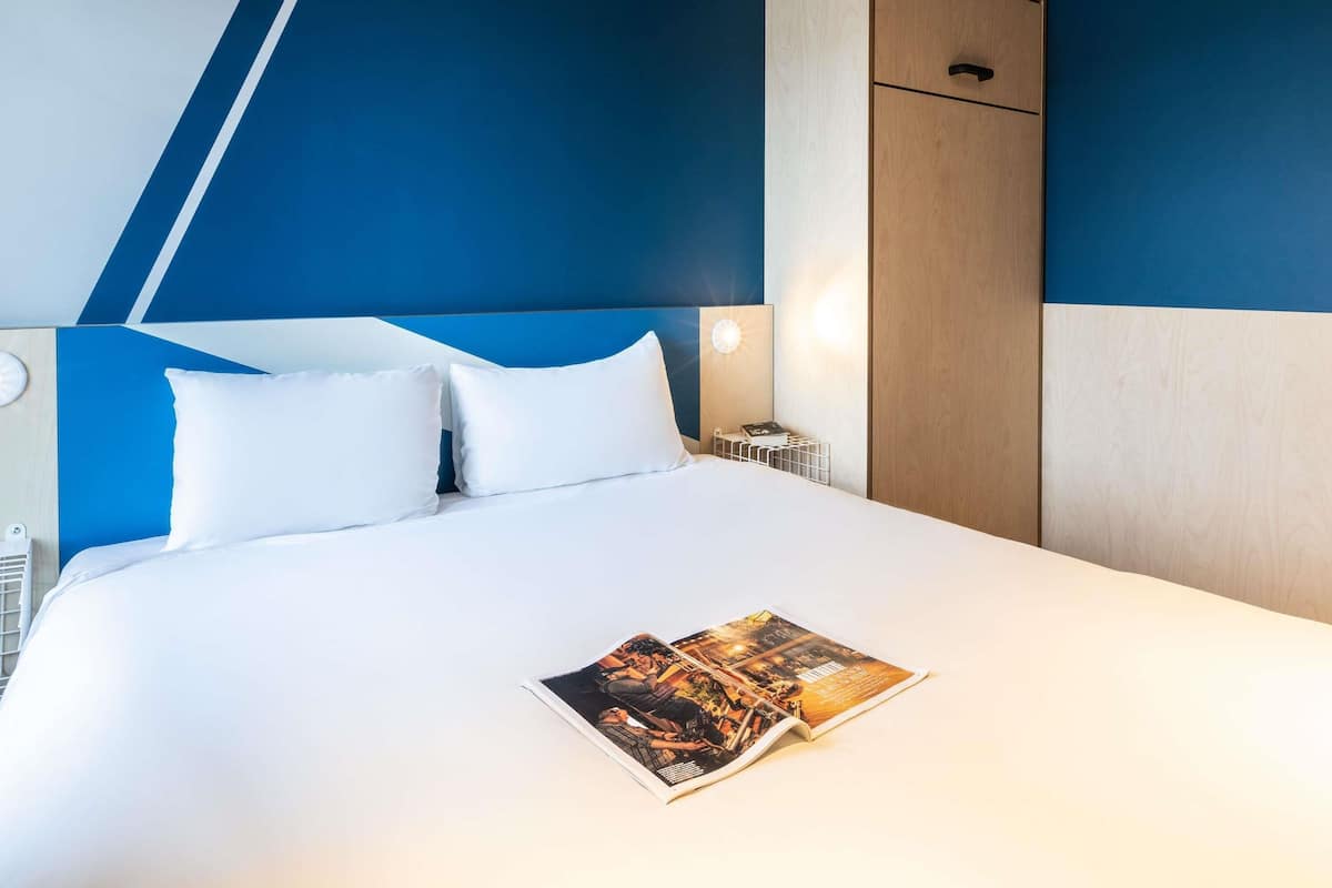 Escritorio, cortinas blackout, sistema de insonorización y wifi gratis