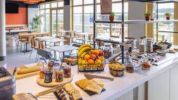 Café da manhã com buffet todos os dias (EUR 9.90 por pessoa)