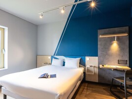 Escritorio, cortinas blackout, sistema de insonorización y wifi gratis 