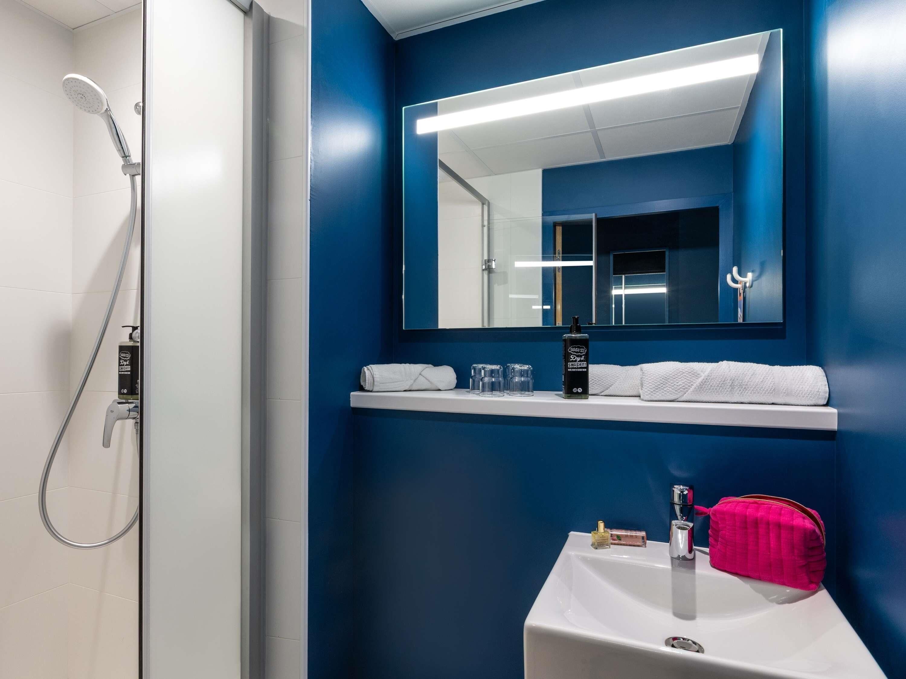 Escritorio, cortinas blackout, sistema de insonorización y wifi gratis 