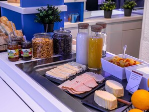 Petit déjeuner buffet servi tous les jours en supplément