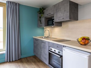 Apartamento standard, 1 cama de casal e sofá-cama | Escrivaninha, cortinas blackout, quartos à prova de som